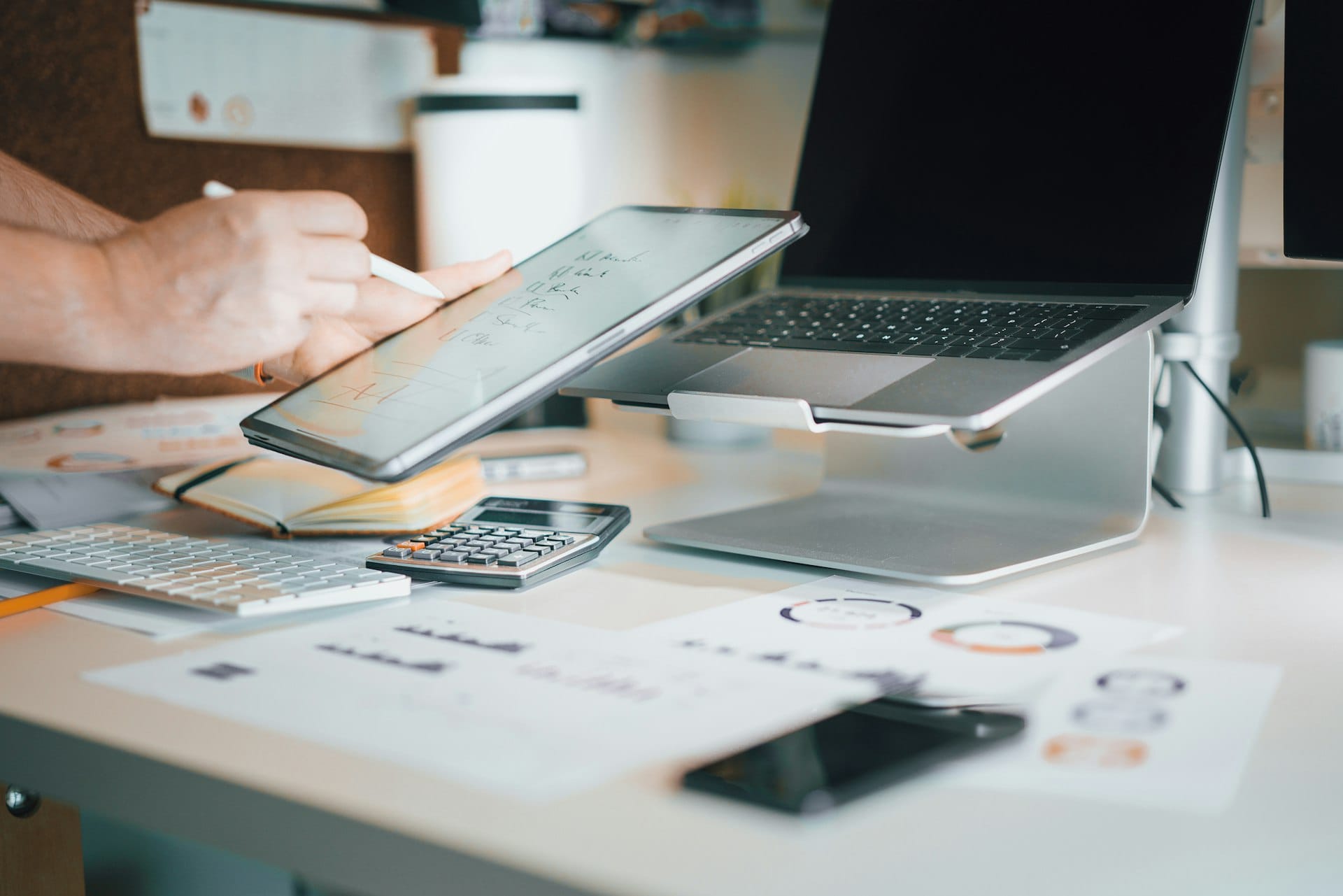 Sewa vs Beli Laptop: Mana yang Lebih Menguntungkan untuk Bisnis?