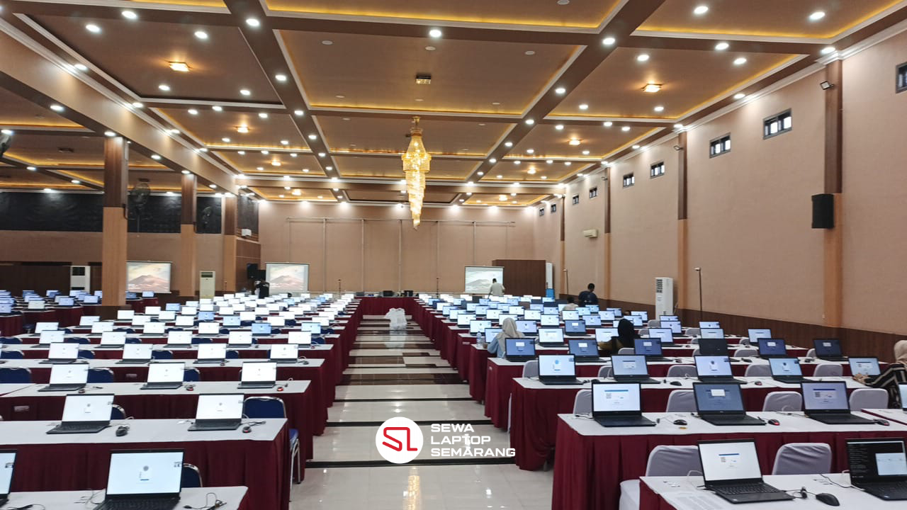 Setup laptop massal di ballroom untuk ujian dan pelatihan korporat - sewa laptop Semarang