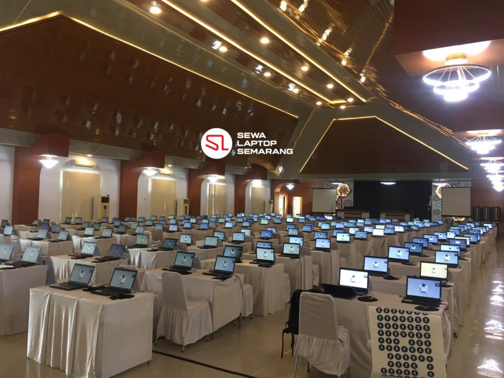 Laptop tersusun rapi di meja ballroom mewah untuk kebutuhan ujian atau seminar korporat