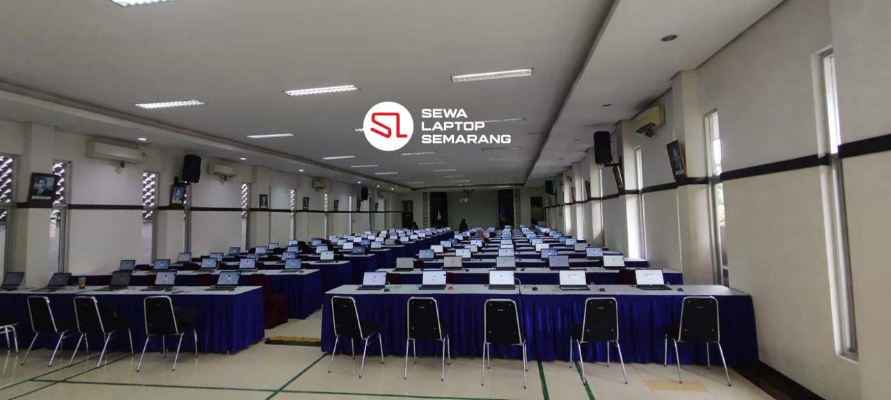 Ratusan laptop tersusun rapi di meja aula untuk kebutuhan sewa laptop event dan pelatihan di Semarang