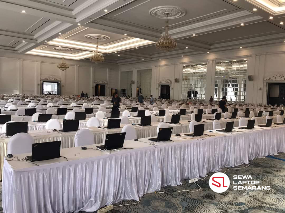 Petugas menyiapkan puluhan laptop di ballroom untuk ujian atau pelatihan skala besar - Sewa Laptop Nusantara