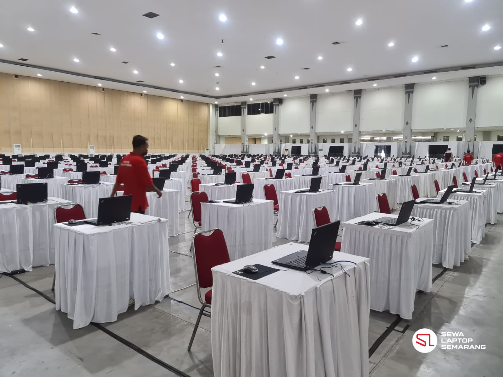 Tim Sewa Laptop Nusantara menyiapkan ratusan unit laptop di gedung konvensi untuk acara skala besar