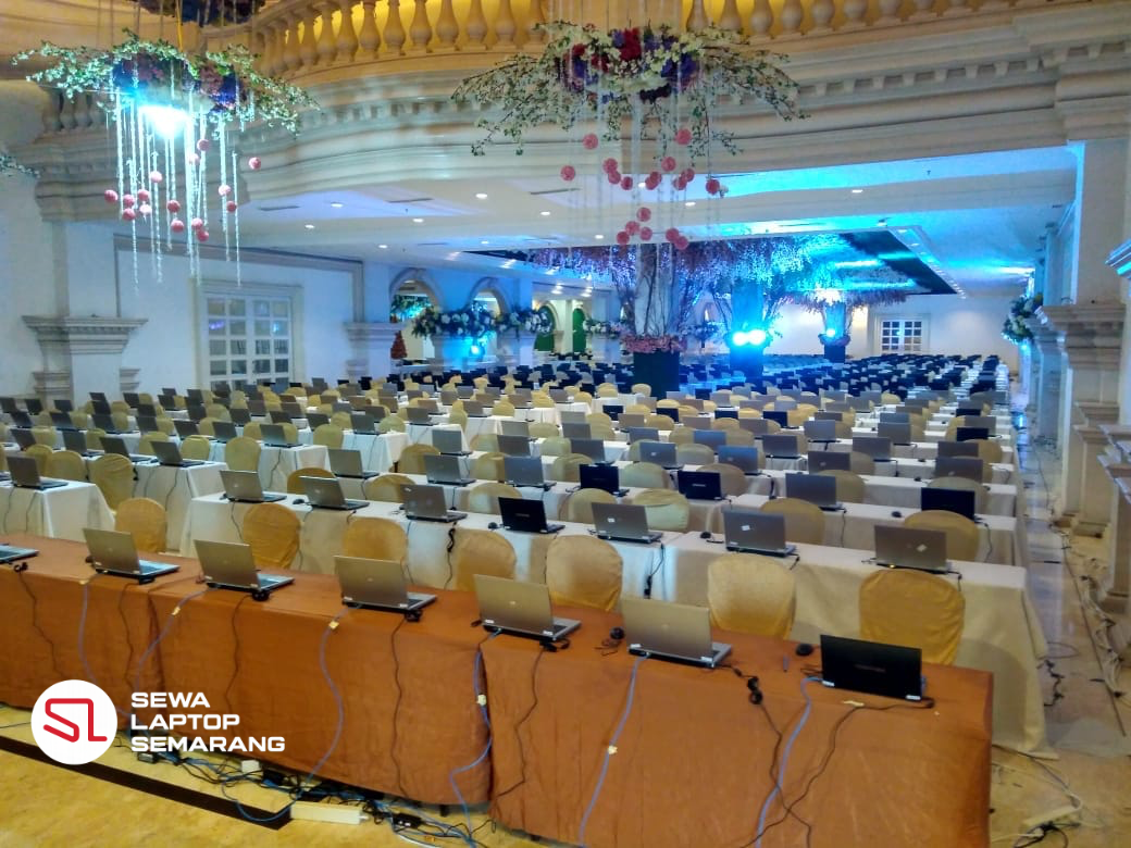 Laptop tersusun di meja panjang ballroom untuk kebutuhan event dan ujian massal - sewa laptop Semarang