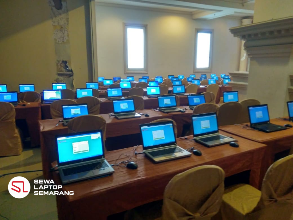 Laptop tersusun di meja untuk pelatihan atau ujian CBT dalam ruangan tertutup - sewa laptop Semarang