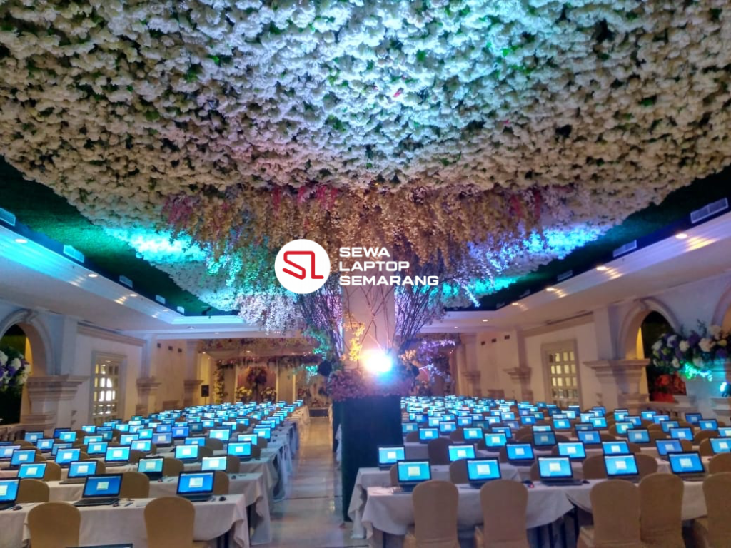 Deretan laptop di ballroom berdekorasi mewah untuk acara ujian atau seminar besar