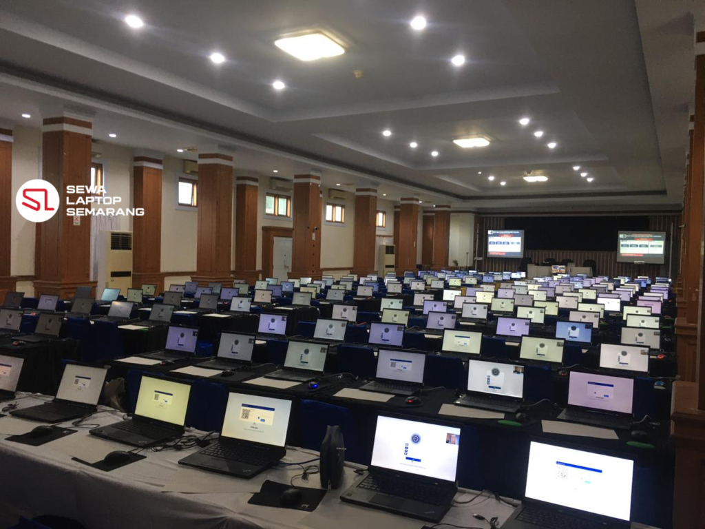 Ratusan laptop siap pakai tersusun rapi di aula untuk acara ujian berskala besar