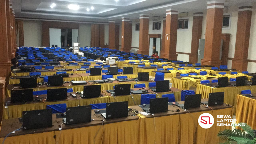 Tim menyiapkan puluhan laptop di ballroom bernuansa gold untuk acara pelatihan atau ujian