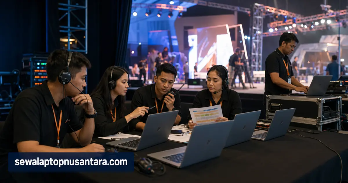 Tim event organizer mengelola acara menggunakan laptop sewaan
